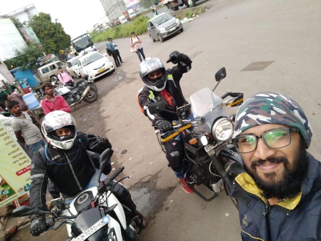 Breakfast at Pune with Nikhil, Tyjo, two Himalayans and a Dominar